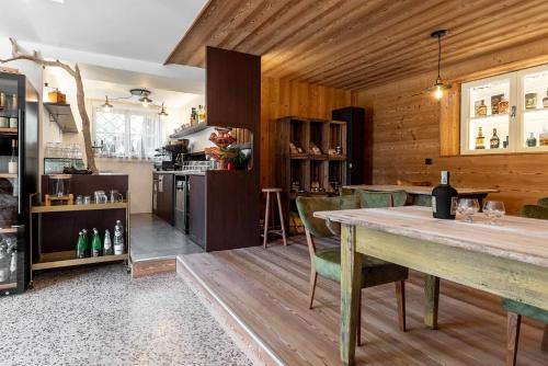 a kitchen and dining room with a table and chairs at Michlhaus nature and suites in Aldino