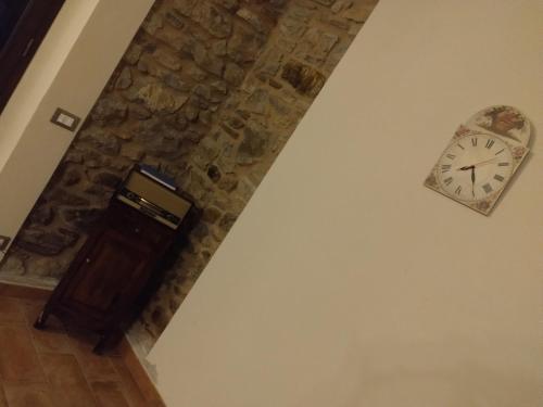 a clock hanging on a wall next to a staircase at Ca Giacomo in Tresana