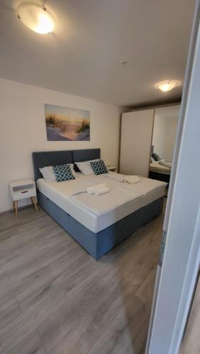 ein Schlafzimmer mit einem großen Bett in einem Zimmer in der Unterkunft Apartmaji Branko in Renče