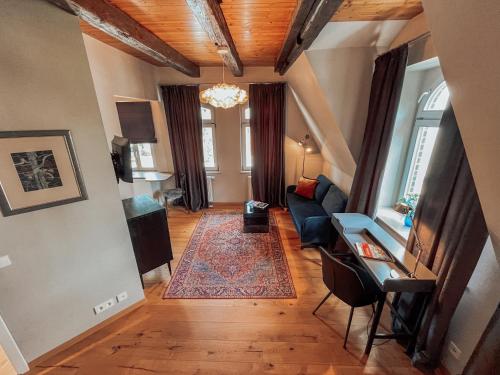 - un salon avec un canapé et une table dans l'établissement Apartmenthaus am Dom Maisonette mit Parkplatz, à Zwickau