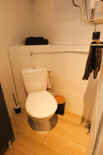 a bathroom with a white toilet in a room at Appartement centre-ville --- Pierrelatte in Pierrelatte