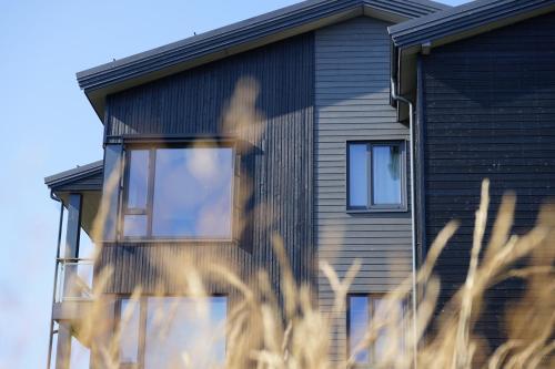 Ringsaker的住宿－Beautiful penthouse with panoramic view at Sjusjøen，房屋的一侧设有窗户