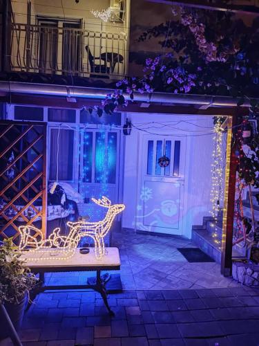 un patio avec un banc devant une maison éclairée dans l'établissement Dalmati house, à Brodarica