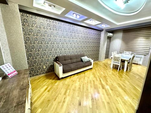 Een zitgedeelte bij Xatai cozy apartment by Baku Housing