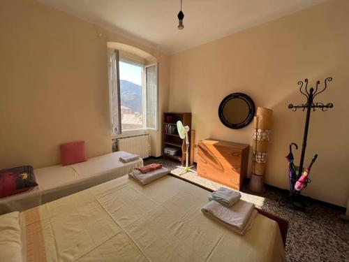 un soggiorno con un grande letto e una finestra di Vasto apt panoramico 3 min mare a Camogli