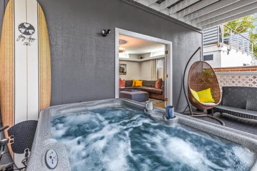 eine Whirlpool-Badewanne in der Mitte eines Hauses in der Unterkunft Mile to Beach! Private, Family & Pet Friendly Oasis! Pool Table & Hot tub! in Oceanside