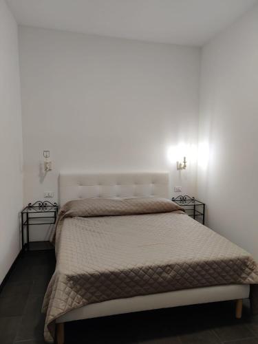 1 dormitorio con 1 cama grande y 2 mesitas de noche en Il Cardinale, en Reggio Calabria