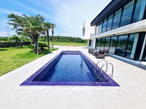 una piscina di fronte a un edificio di Almare Woljeong a Jeju