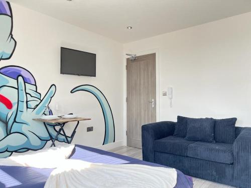 ein Schlafzimmer mit einem Bett, einem Sofa und einem Stuhl in der Unterkunft Studio Apartments Central London in London