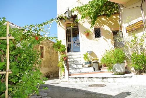 een huis met een trap naar de voordeur bij Le Due Lanterne in Aieta
