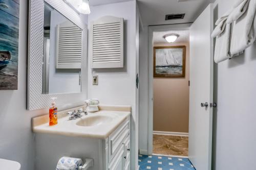 La salle de bains est pourvue d'un lavabo et d'un miroir. dans l'établissement Casa de Playa, à Saint Augustine