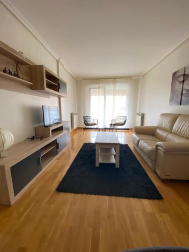 FuenmayorにあるApartamento Canelaのソファとテーブルのあるリビングルーム