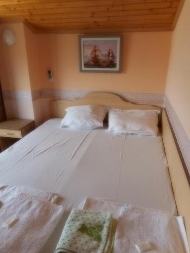 Ένα ή περισσότερα κρεβάτια σε δωμάτιο στο Guest Rooms Ribarska Hizha