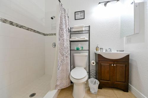 Paradise in Brandon with luxurious 6 person Spaにあるバスルーム