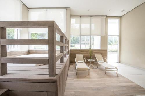 una stanza d'ospedale con un letto a castello e sedie di Best-Inn By Rio Stay suítes a Rio de Janeiro