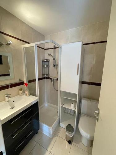 une salle de bain avec une douche, des toilettes et un lavabo dans l'établissement Sur les hauteurs de Montparnasse, à Paris