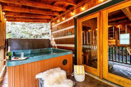 Foto de la galería de Our Deer Hideout - Couples retreat, hot tub, foosball, arcade en Sevierville