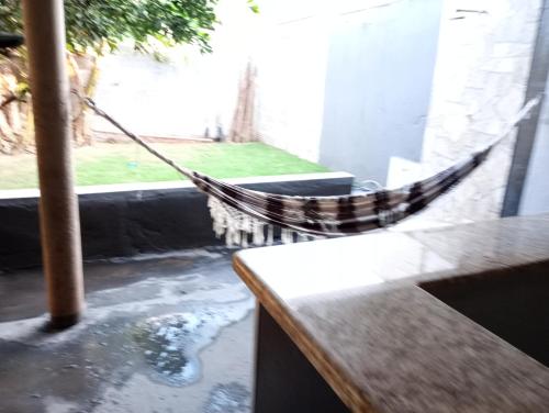 巴雷圖斯的住宿－Pousada do Julio，吊床,有溪水的房间