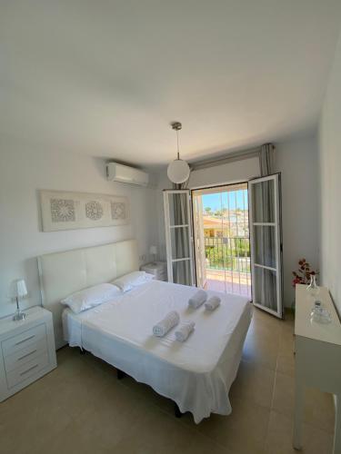 ミハス・コスタにあるApartamento con vistasのベッドルーム(大きな白いベッド1台、窓付)