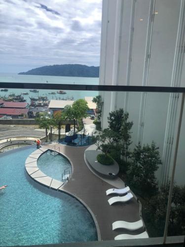 widok na basen w budynku w obiekcie Ems Executive Suites Home w mieście Kota Kinabalu
