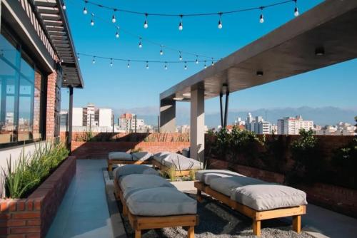 eine Reihe von Betten auf dem Dach eines Gebäudes in der Unterkunft Apartamento estudio Flor de Lis in Salta