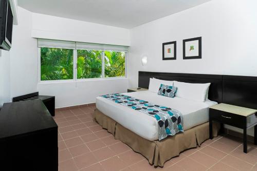 Ein Bett oder Betten in einem Zimmer der Unterkunft Krystal Ixtapa All Inclusive