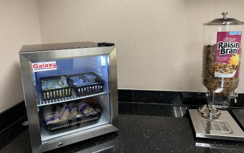 a small refrigerator sitting on top of a counter at Yosemite Sierra Inn in Oakhurst