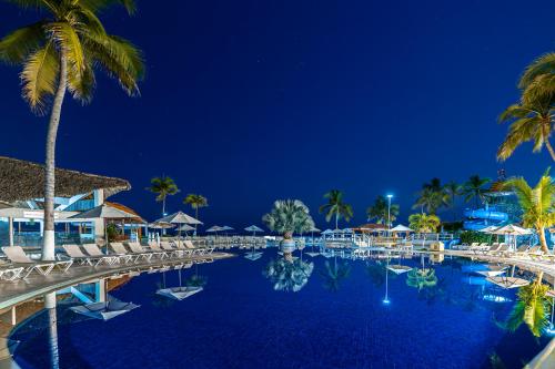 Der Swimmingpool an oder in der Nähe von Krystal Ixtapa All Inclusive