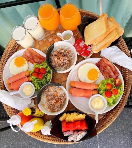 a table with plates of breakfast foods and drinks at คีรีศิลป์ รีสอร์ท เชียงราย (Khirisin Resort Chiang rai) in Ban Nong Salaep