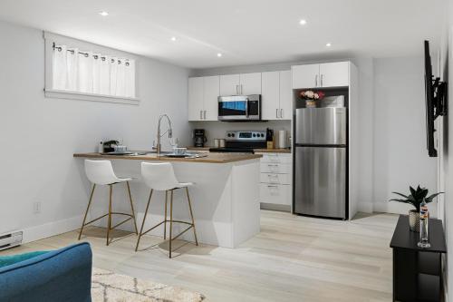 A cozinha ou kitchenette de Beautiful 1 bedroom apartment - private entrance