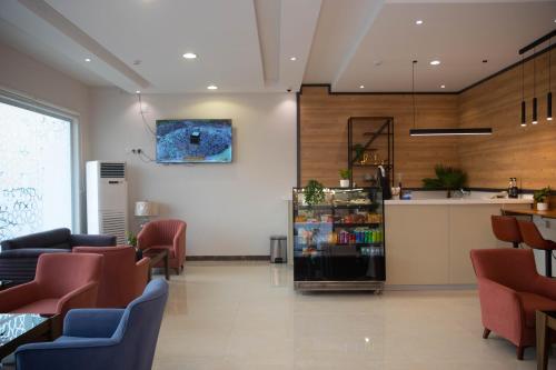 une salle d'attente avec des chaises et un comptoir dans un hôpital dans l'établissement فندق نوفا بارك, à Sharurah