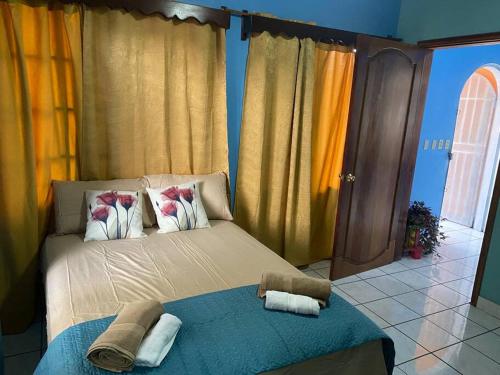 a bedroom with a bed with towels on it at Apto casco histórico Acropolis in Comayagua