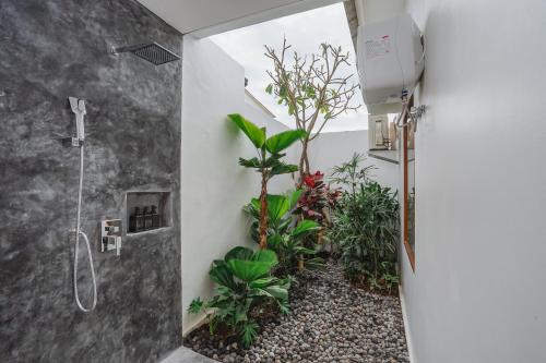een badkamer met een douche met planten bij Villa Karina - Sumptuous 1BR Private Luxury Villa Walking Distance to Nyanyi Beach in Tabanan