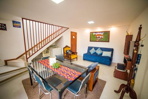 sala de estar con mesa y sofá azul en Departamento completo - Los Ubi, en Baños