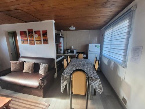 uma sala de estar com uma mesa e um sofá em RyG Apartments em San Carlos de Bariloche