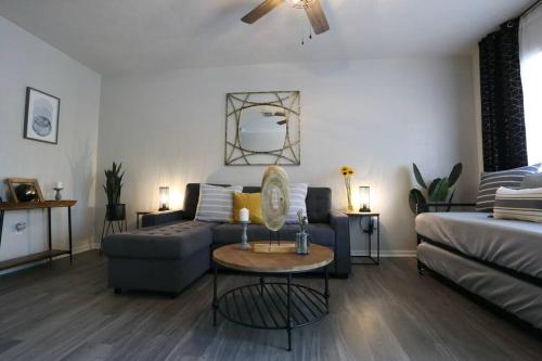 sala de estar con sofá y mesa en Renovated Modern Industrial Suite 2 BR Condo en Gainesville