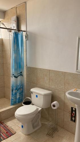 un baño con inodoro y lavabo en Sueños de Chicama, en Puerto Chicama
