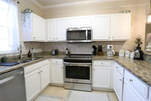 Η κουζίνα ή μικρή κουζίνα στο Stylish Sanctuary King Beds Upscale Condo