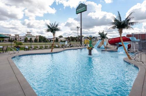 Πισίνα στο ή κοντά στο Wingate by Wyndham Wisconsin Dells Waterpark