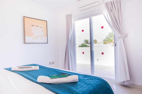 a bedroom with a bed with two towels on it at Villa privada en Corralejo in Corralejo