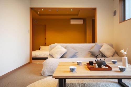 東京にあるTemple Hotel Shoden-ji - Vacation STAY 38969vのリビングルーム(ソファ、テーブル付)