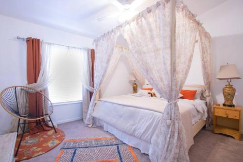 Llit o llits en una habitació de Modern Boho Condo with a Royal Touch -KING BED