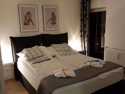 1 dormitorio con 1 cama con 2 toallas en Charming small apartment with free parking, en Feld am See