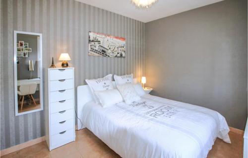um quarto com uma grande cama branca e uma cómoda em Amazing Home In Morires-ls-avignon With Outdoor Swimming Pool, Wifi And 4 Bedrooms em Morières-lès-Avignon