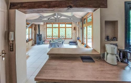 eine Küche und ein Wohnzimmer mit einer Badewanne in der Mitte in der Unterkunft Nice Home In Casseneuil With Outdoor Swimming Pool in Casseneuil