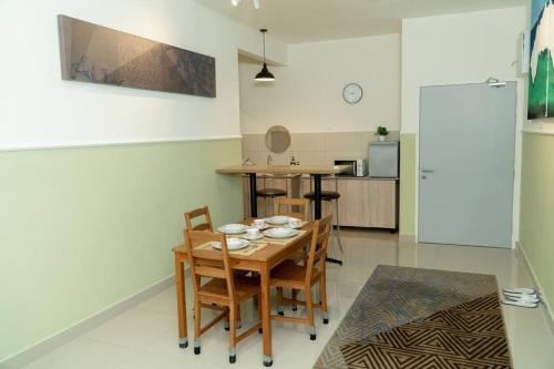 ein Esszimmer mit einem Tisch und Stühlen in einer Küche in der Unterkunft Miro Resthouse by the Pool in Kajang