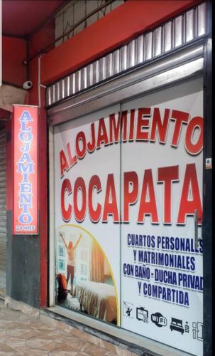 Alojamiento Cocapata في Quillacollo: نافذة متجر مع علامة في نافذة متجر