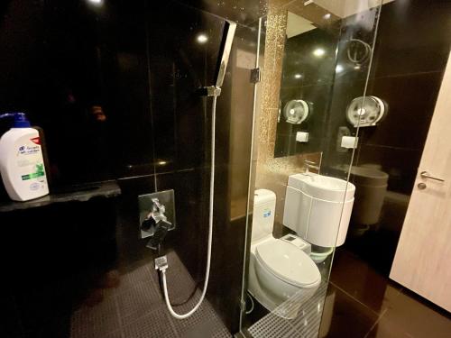 Koupelna v ubytování Sumkhuvit best price for rent