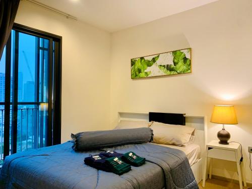 Postel nebo postele na pokoji v ubytování Sumkhuvit best price for rent