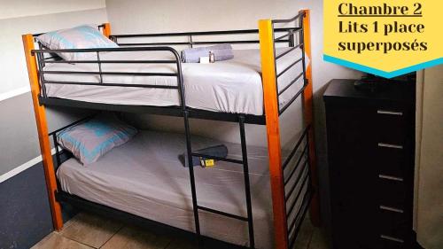 kilka łóżek piętrowych w pokoju w obiekcie VHouse 2 w mieście Bora Bora